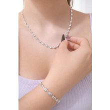 Virágmintás ezüst nyakék – kifekvős